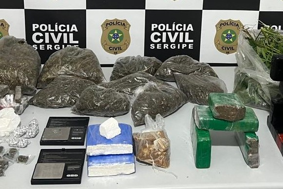 Casal é preso com “flor de maconha”, cocaína e crack em Capela