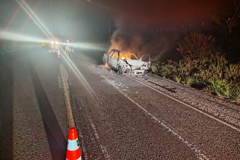 Condutor fica ferido após atropelar vaca e ter carro incendiado em rodovia de Salgado