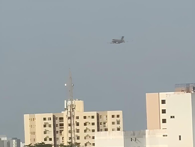 VÍDEO: Aeronave da Força Aérea Brasileira sobrevoa Aracaju em inspeção de rotina