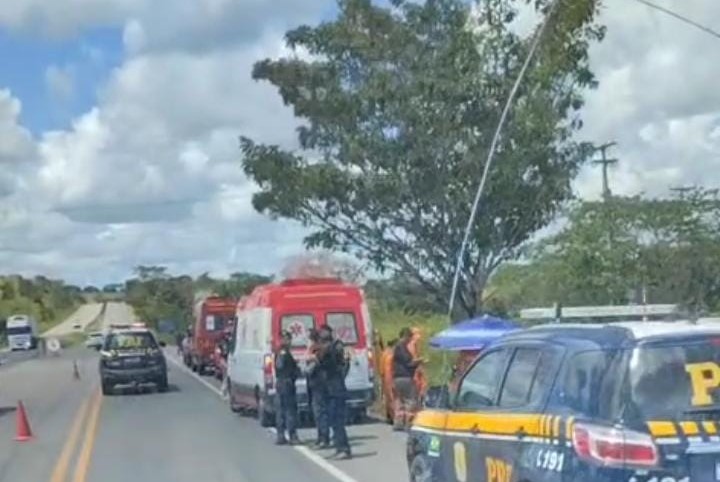 Acidente com capotamento deixa dois mortos e uma pessoa ferida na BR-101 em Capela