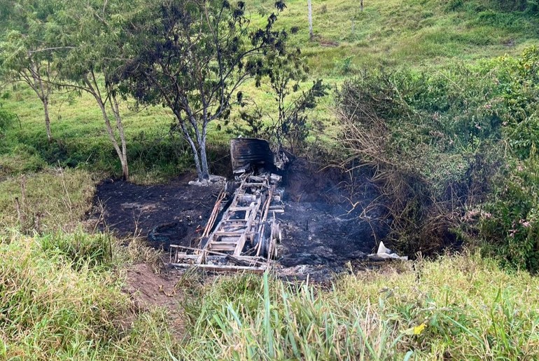 Acidente na BR-101: Caminhão pega fogo após colisão em Umbaúba