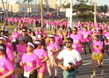 11ª corrida Outubro Rosa de Sergipe reúne 1.500 pessoas na Orla de Atalaia