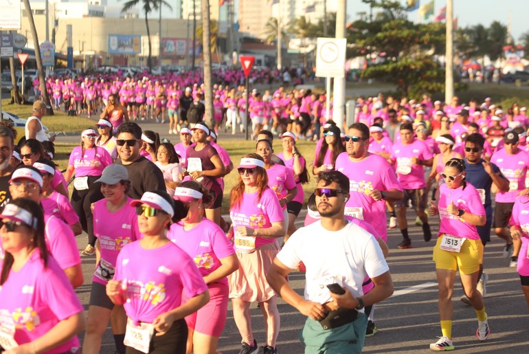 11ª corrida Outubro Rosa de Sergipe reúne 1.500 pessoas na Orla de Atalaia