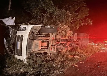 Caminhoneiro morre após perder o controle e capotar na BR-101, em Estância