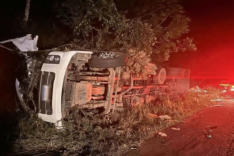 Caminhoneiro morre após perder o controle e capotar na BR-101, em Estância