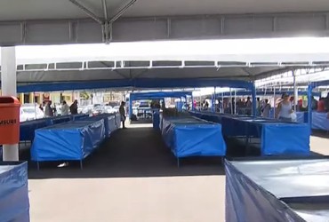 Vídeo: Confusão é registrada durante transferência de ambulantes no Centro de Aracaju