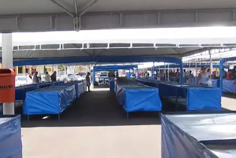 Vídeo: Confusão é registrada durante transferência de ambulantes no Centro de Aracaju