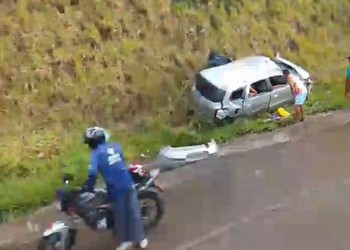 Carro de lotação capota na BR-101, em Maruim, e deixa três pessoas feridas