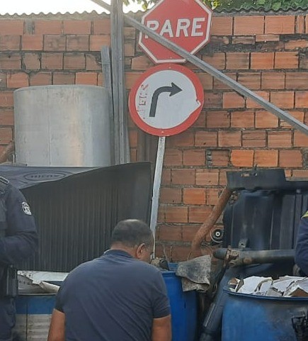 Oficina de desmanche de veículos é localizada em Aracaju; suspeito é preso