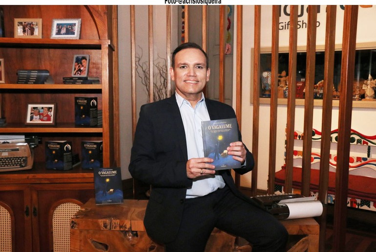 Jornalista Fredson Navarro lança livro 'O Vagalume' e estreia como escritor