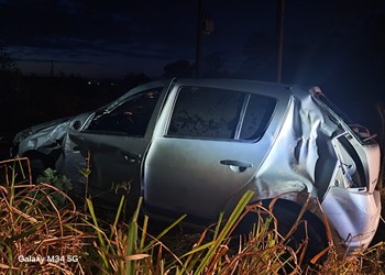Carro cai em ribanceira após colisão na SE-230, em Siriri