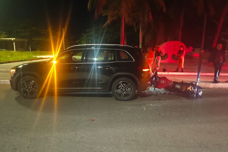 Motociclista fica ferido após colisão traseira com carro em Aracaju