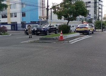 Trânsito na avenida Francisco Porto é desviado após queda de energia