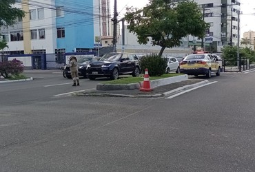 Trânsito na avenida Francisco Porto é desviado após queda de energia