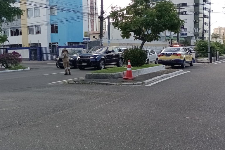 Trânsito na avenida Francisco Porto é desviado após queda de energia
