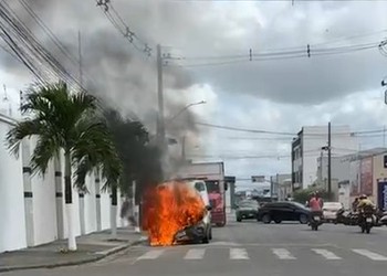 Ambulância pega fogo durante trajeto para Hospital em Itabaiana
