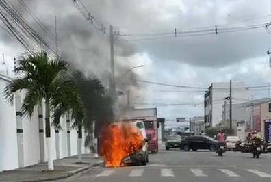 Ambulância pega fogo durante trajeto para Hospital em Itabaiana