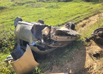Carro capota em ribanceira e deixa três pessoas feridas na zona rural de Boquim