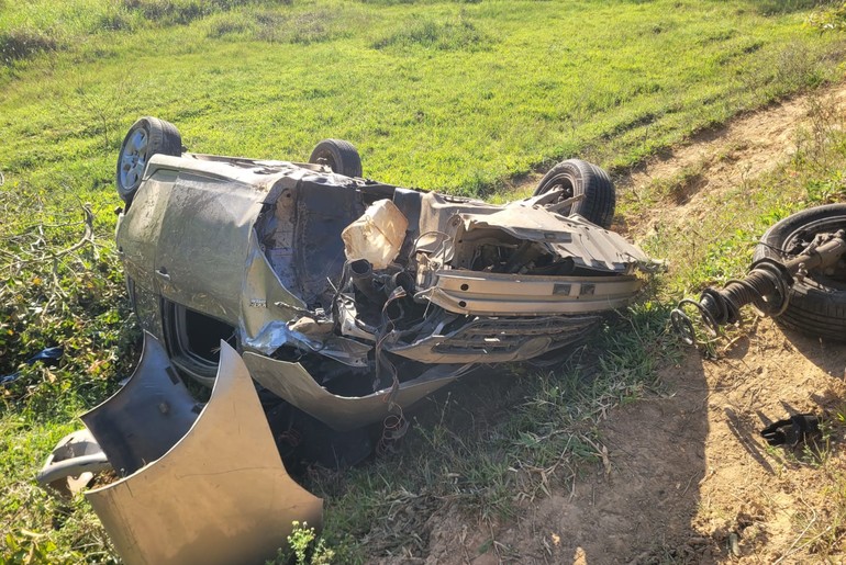 Carro capota em ribanceira e deixa três pessoas feridas na zona rural de Boquim