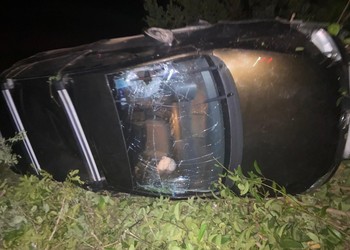 Carro sai da pista e cai em ribanceira na SE-368, em Santa Luzia do Itanhy