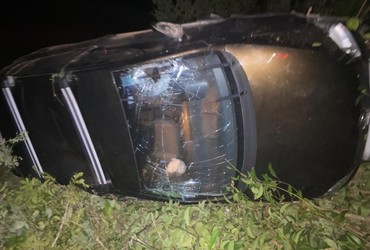 Carro sai da pista e cai em ribanceira na SE-368, em Santa Luzia do Itanhy