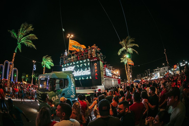 Grupo Armandinho, Dodô e Osmar comanda desfile sustentável do Bloco Caranguejo Elétrico no Pré-Caju 2025