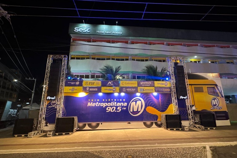 Metropolitana FM monta estrurtura no corredor da folia para o Pré-Caju 2025