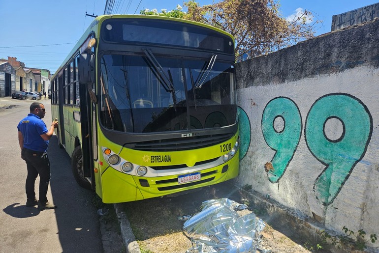 Motorista de ônibus morre após ser prensado pelo próprio veículo em Aracaju