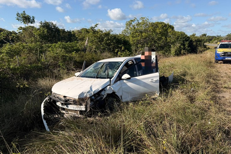 Motorista perde controle, bate em barranco e é preso por embriaguez ao volante na SE-100