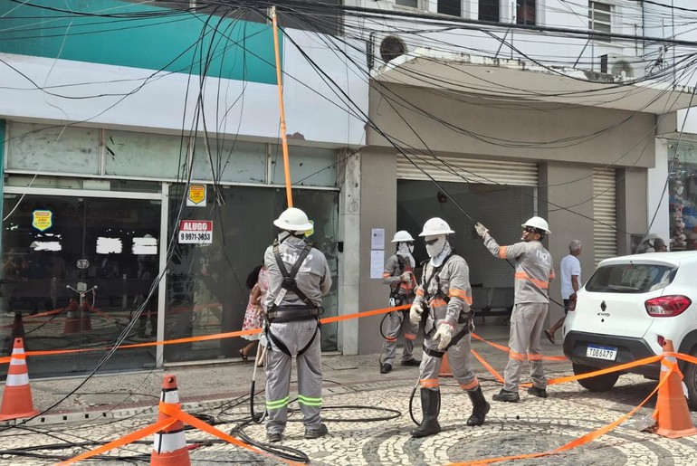 Retirada de cabos elétricos clandestinos é iniciada no Centro de Aracaju