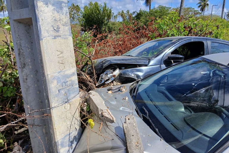 Crianças ficam feridas após colisão entre carros na Zona Sul de Aracaju