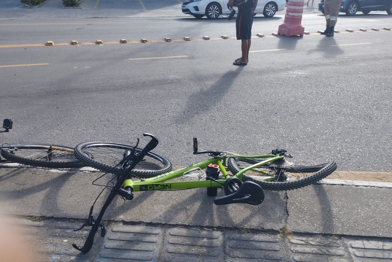 Ciclista fica ferido após colisão com motocicleta na Barra dos Coqueiros
