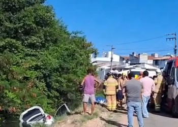 Motorista morre após carro capotar em canal em Aracaju