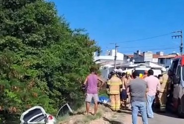 Motorista morre após carro capotar em canal em Aracaju
