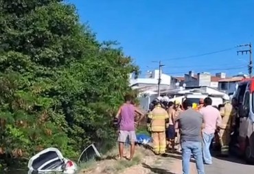 Motorista morre após carro capotar em canal em Aracaju