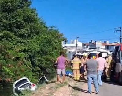 Motorista morre após carro capotar em canal em Aracaju