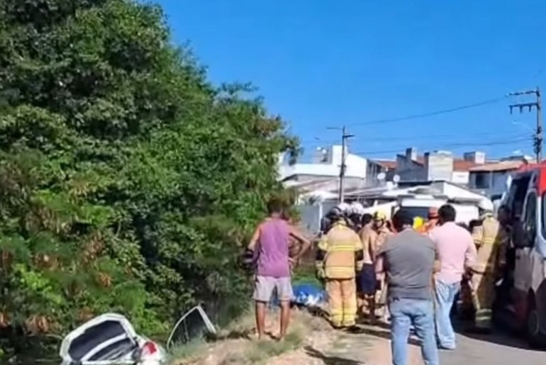 Motorista morre após carro capotar em canal em Aracaju