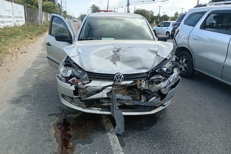 Colisão traseira deixa duas pessoas feridas na SE-050, em Aracaju