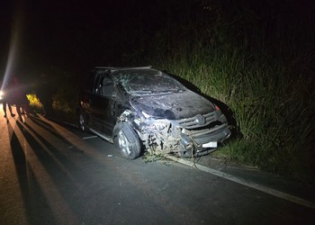 Carro sai da pista e capota na SE-245 em zona rural de Malhador