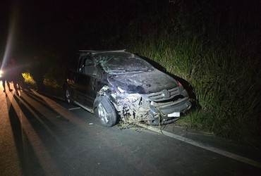 Carro sai da pista e capota na SE-245 em zona rural de Malhador