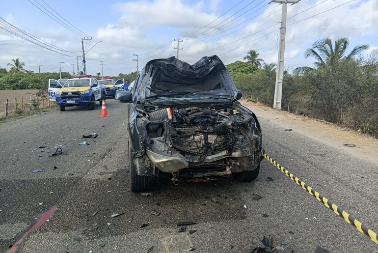 Colisão frontal entre caminhonete e motocicleta deixa homem morto na SE 100, na Barra dos Coqueiros