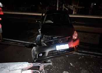Colisão na Avenida Tancredo Neves deixa pedestre e ocupantes de veículo feridos em Aracaju