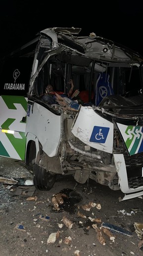 Colisão frontal envolvendo quatro veículos deixa feridos na BR-235, em Areia Branca