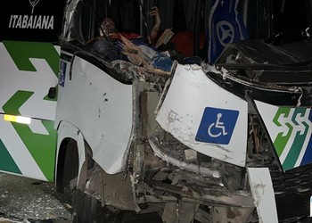 Colisão frontal envolvendo quatro veículos deixa feridos na BR-235, em Areia Branca