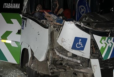 Colisão frontal envolvendo quatro veículos deixa feridos na BR-235, em Areia Branca