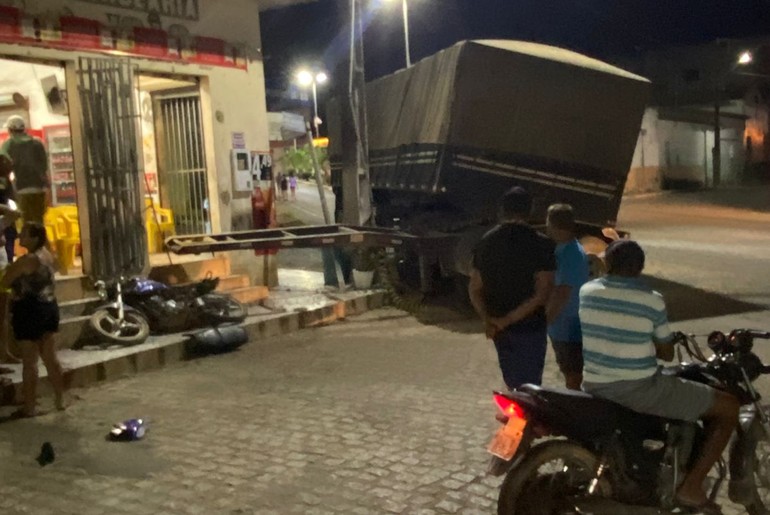 Carreta perde carroceria, atinge poste e danifica comércio em Pinhão