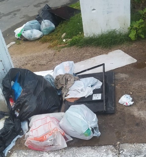Lixo descartado em via pública gera conflito entre vizinhos e vira caso de polícia no bairro Olaria