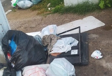Lixo descartado em via pública gera conflito entre vizinhos e vira caso de polícia no bairro Olaria