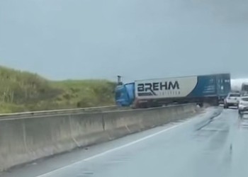 Carreta perde controle e invade pista contrária na BR-101 no município de Maruim