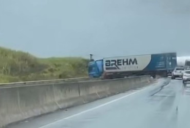 Carreta perde controle e invade pista contrária na BR-101 no município de Maruim